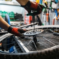 Réparation de vélo à Carbonne, en Occitanie